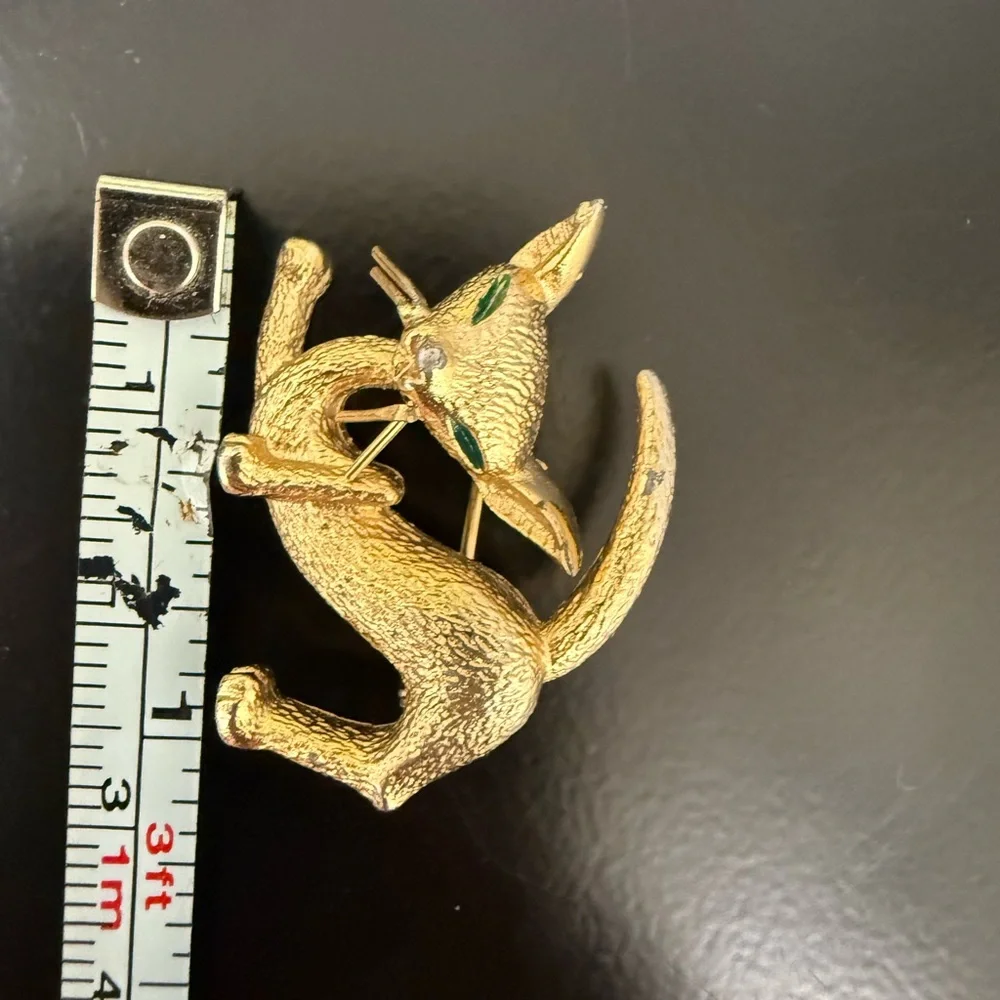 BOUCHER designer Vintage gold tone small cute Siamese cat brooch‎ Emerald Eyes